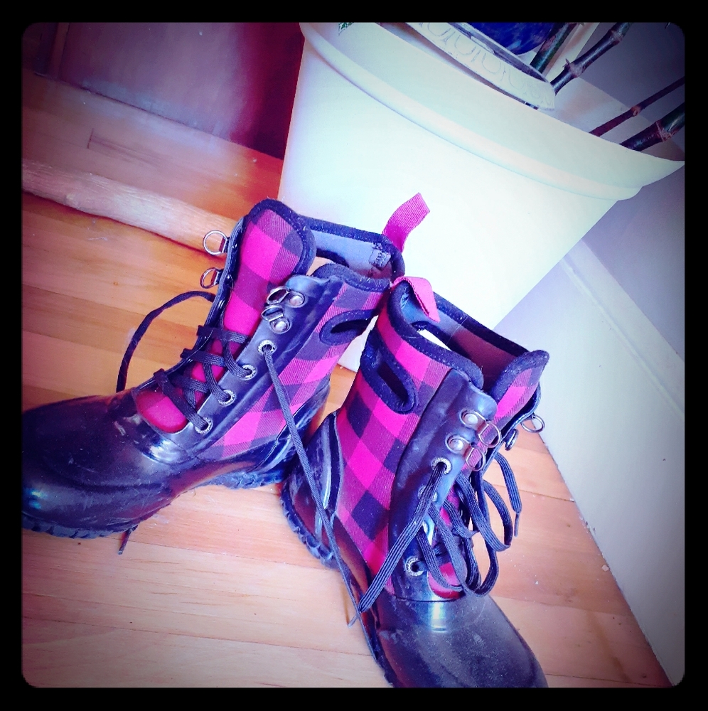 Bogs. Lace up plaid